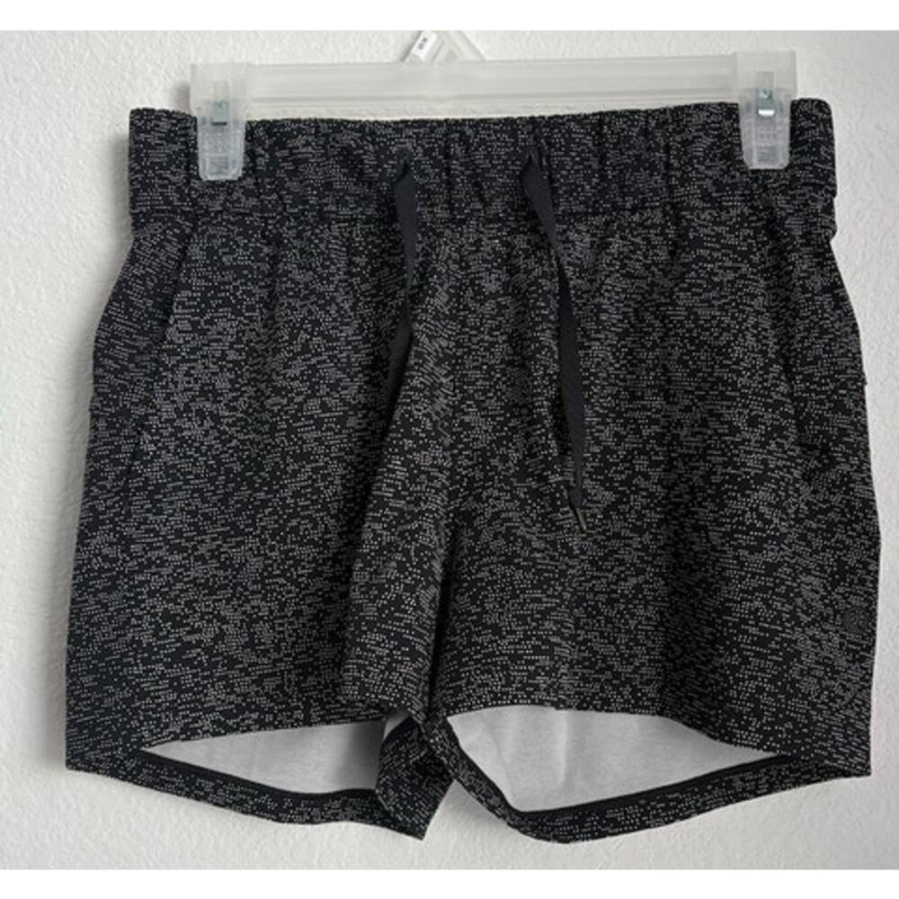 NWOT Womens Lululemon On The Fly Short (2.5") Size 4 - Picture 2 of 6